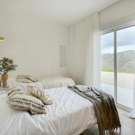 펜션 Renovated With Panoramic Views In
