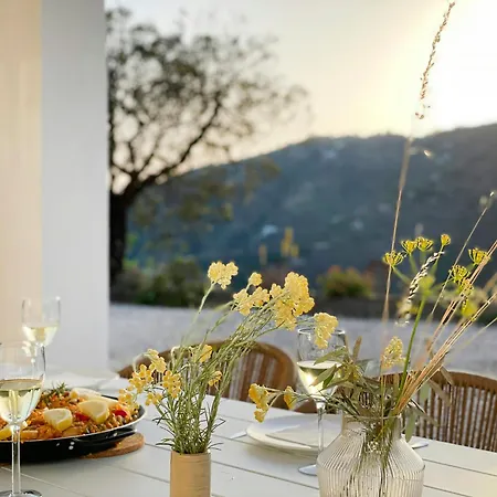 펜션 Renovated With Panoramic Views In